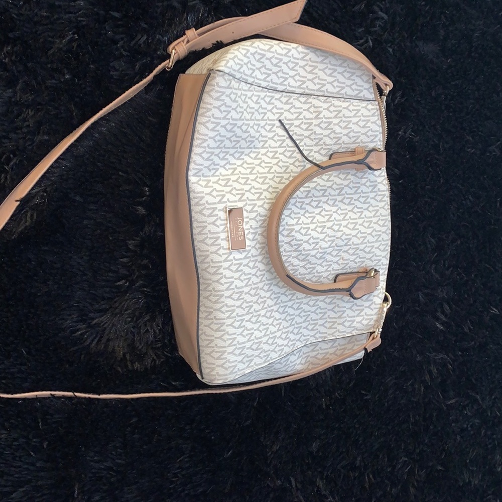 I’m selling this Jones New York signature bag
